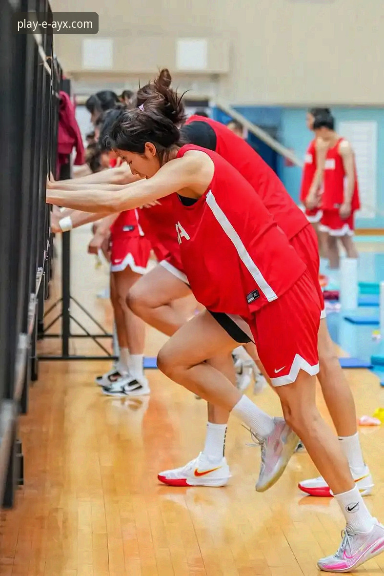 如何通过专业体育平台深度解析中国女篮的战术变阵与球员表现？